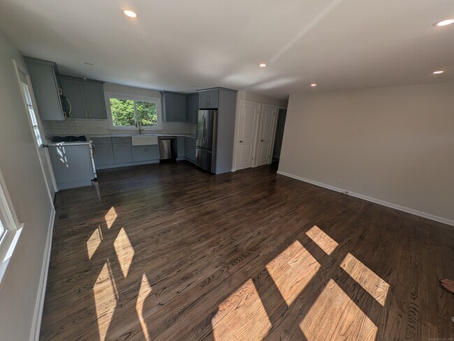 Foto del edificio - 44 Sunny Ridge Rd