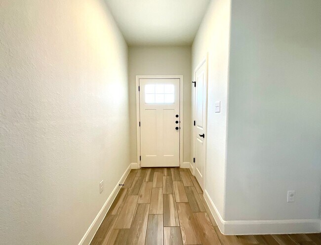 Building Photo - 3BR / 2.5BA Home | Fenced Backyard, Garage & Stainless Appliances!