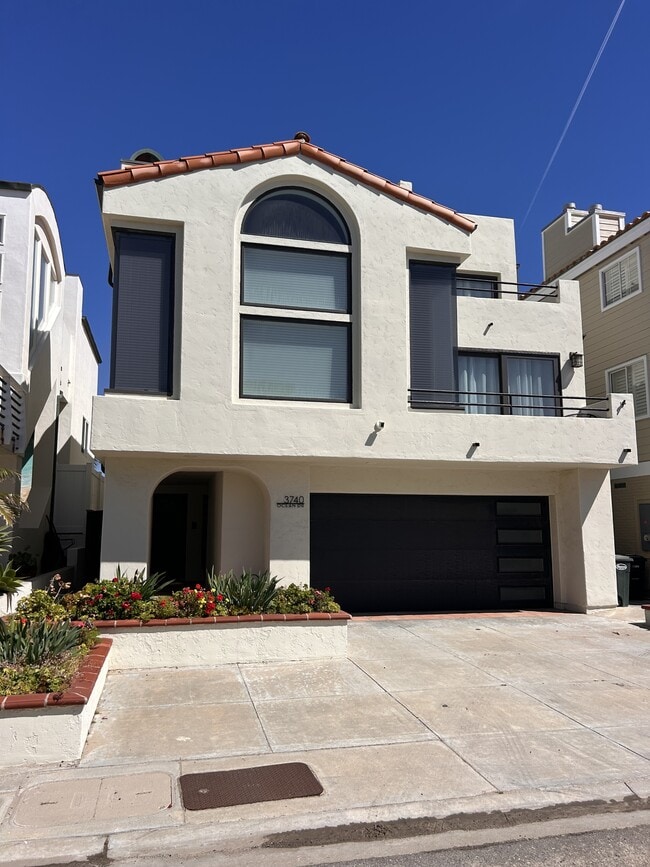 Building Photo - 3740 Ocean Dr