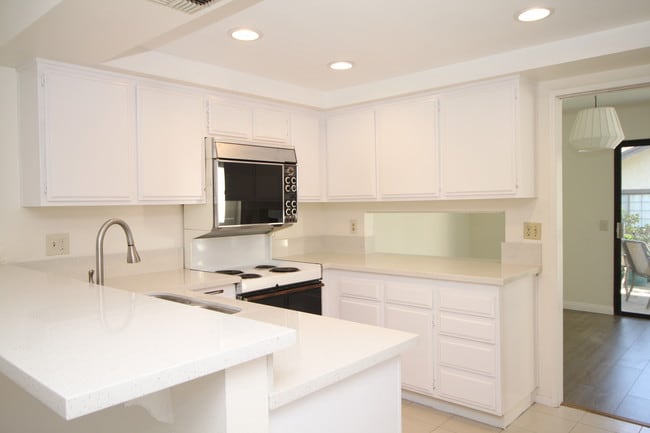 Kitchen - 1325 Zeus
