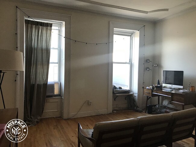 Foto del edificio - 788 Manhattan Ave