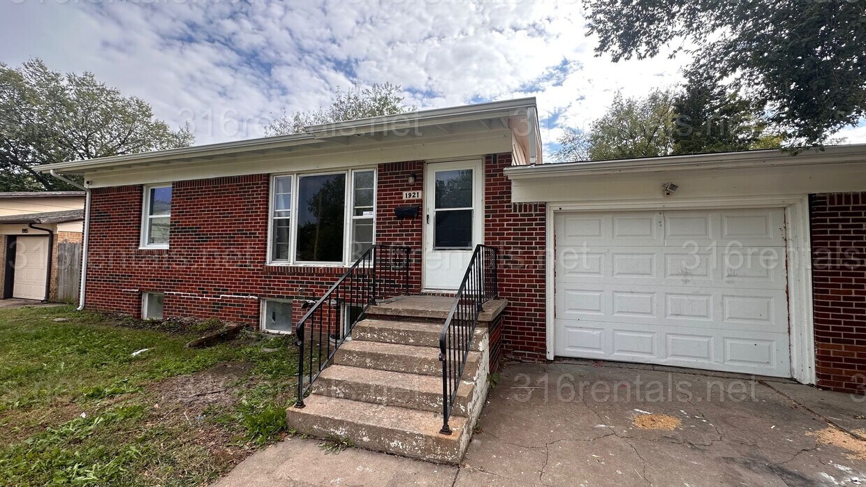 Foto principal - $1250 - 3 bed 1 bath with basement - Singl...