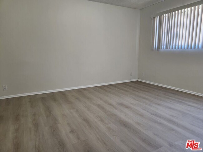 Foto del edificio - 8531 Alcott St