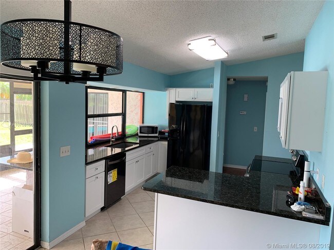 Building Photo - 2125 SE Floresta Dr