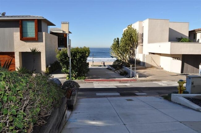 Foto del edificio - 2 bedroom home across from beach, close to...
