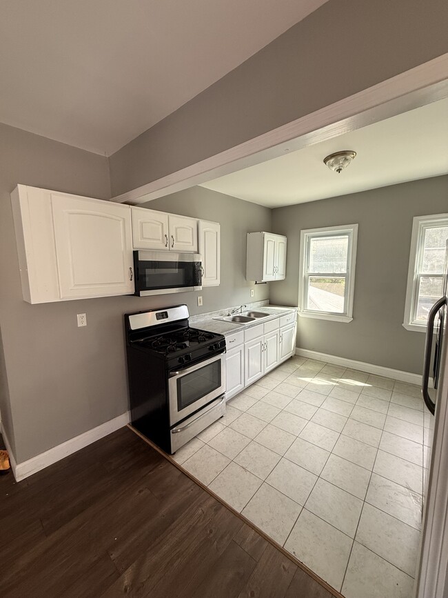 Building Photo - 151 Fairview St