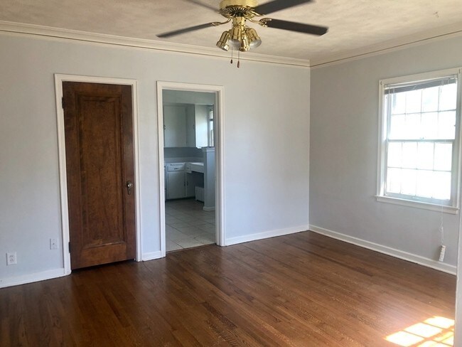Building Photo - 1 Bedroom in Joslyn Castle Neighborhood