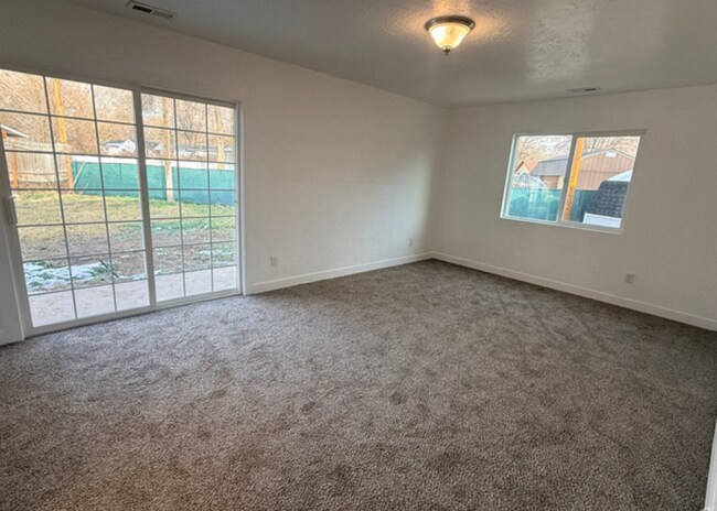 Master Bedroom - 886 Wood St