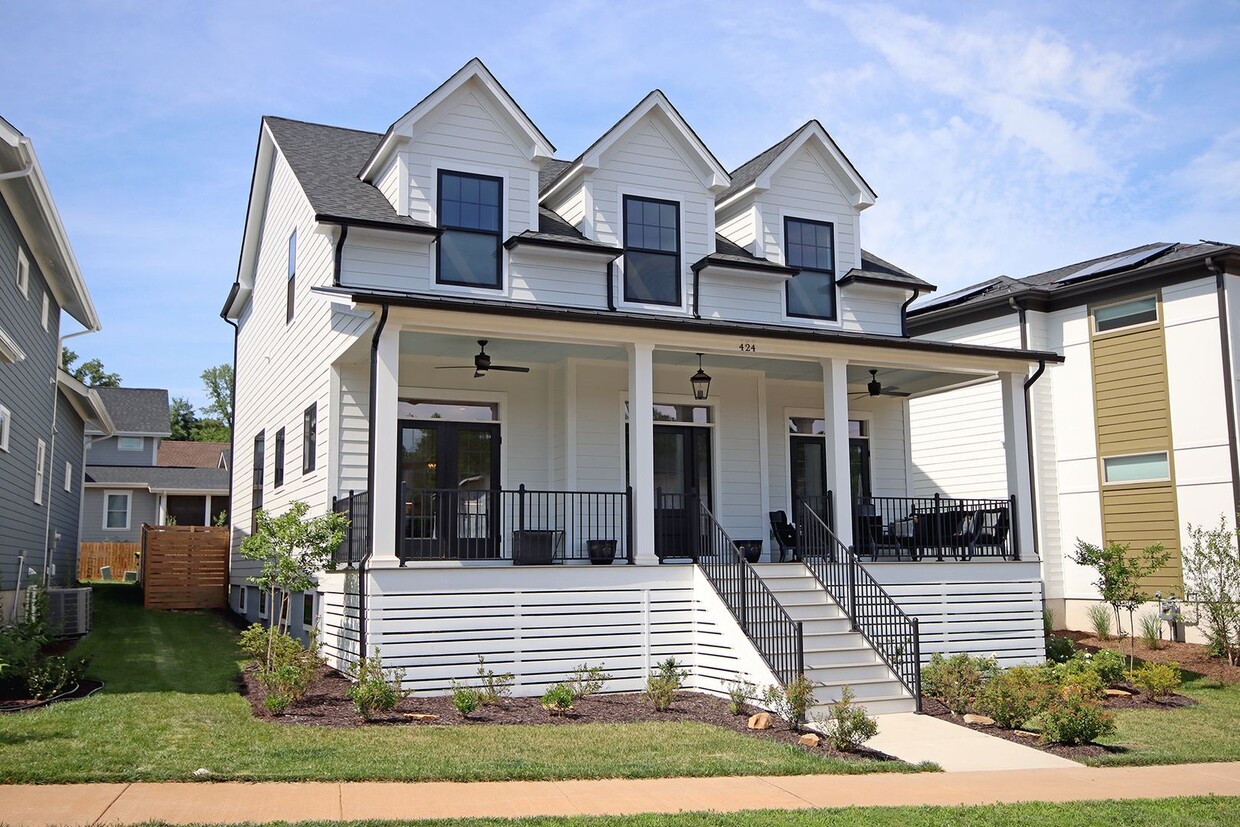 Beautiful, Custom-Built Lochlyn Hill Home - Beautiful, Custom-Built Lochlyn Hill Home