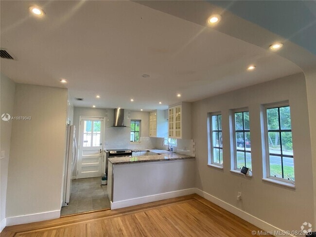 Building Photo - 668 NE 72nd Ter