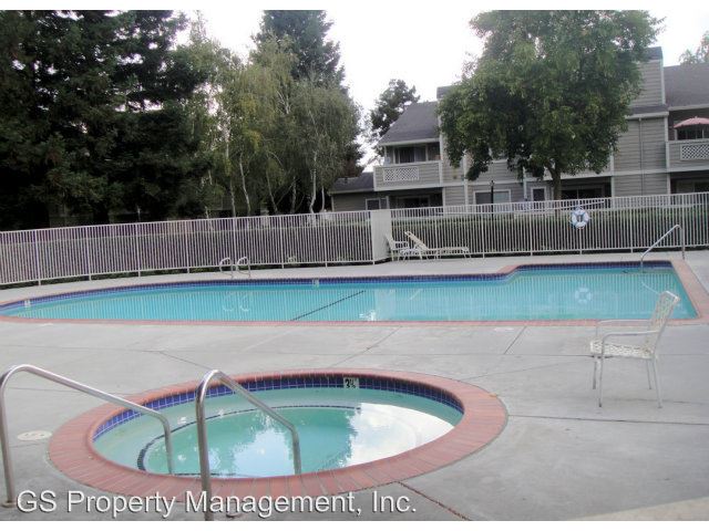 Building Photo - 1525 Four Oaks Cir