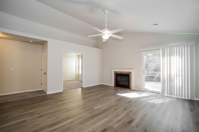 Foto del edificio - 6817 Riding Trail Dr