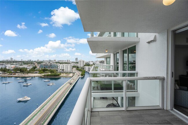 Building Photo - 10 Venetian Way