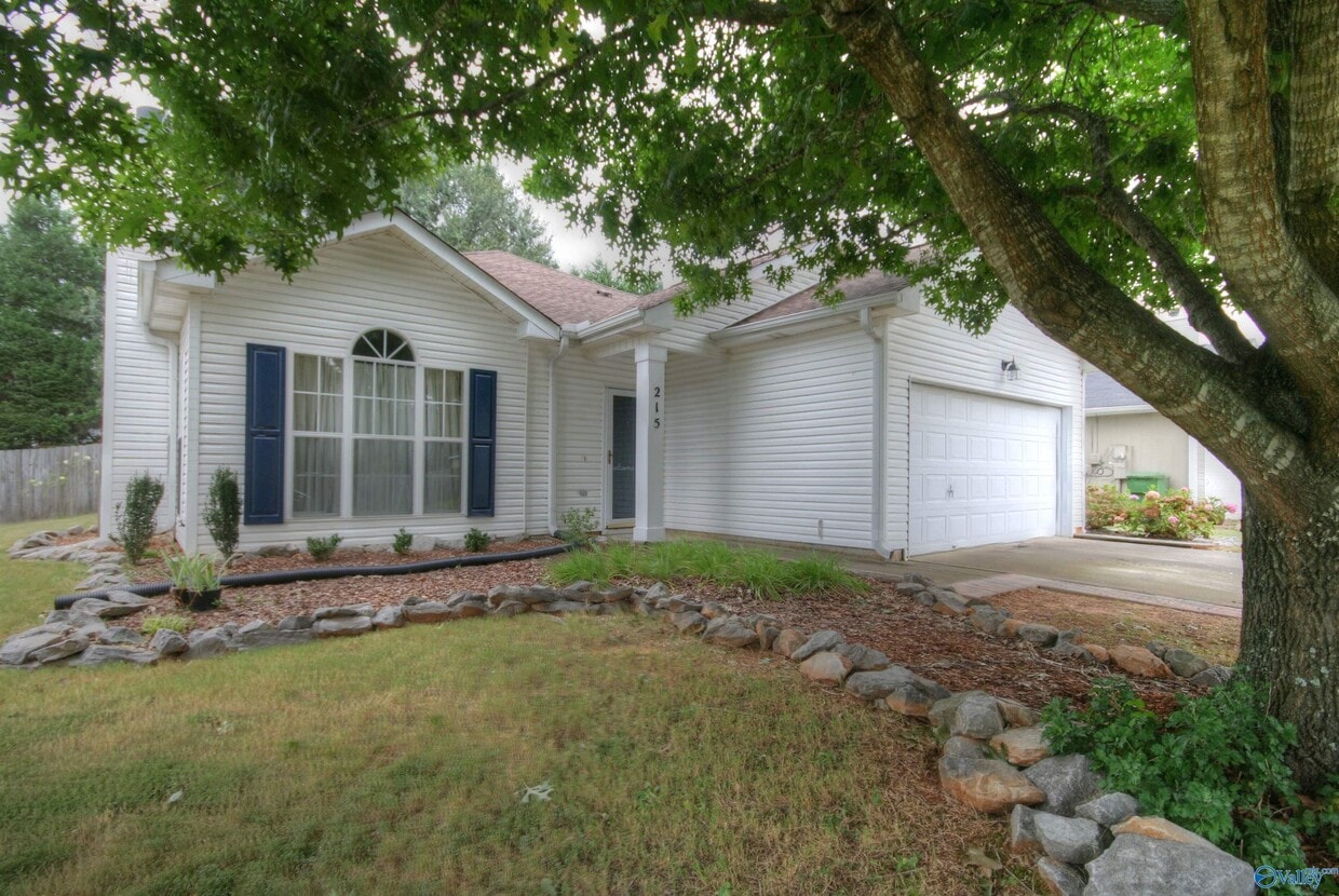 Primary Photo - 215 River Oaks Dr