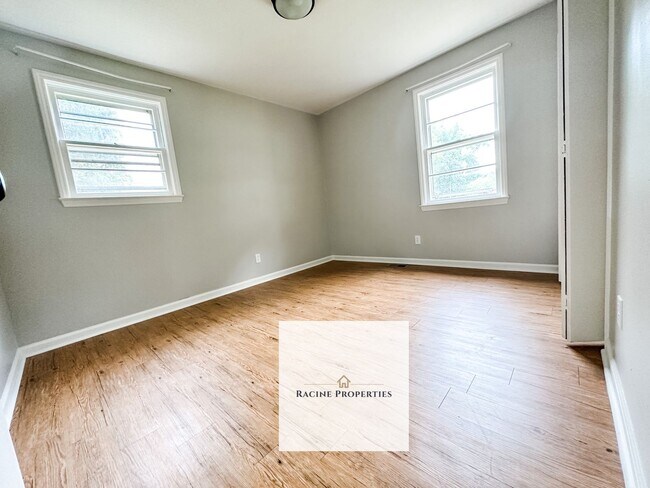 Building Photo - Charming Home in Laurens