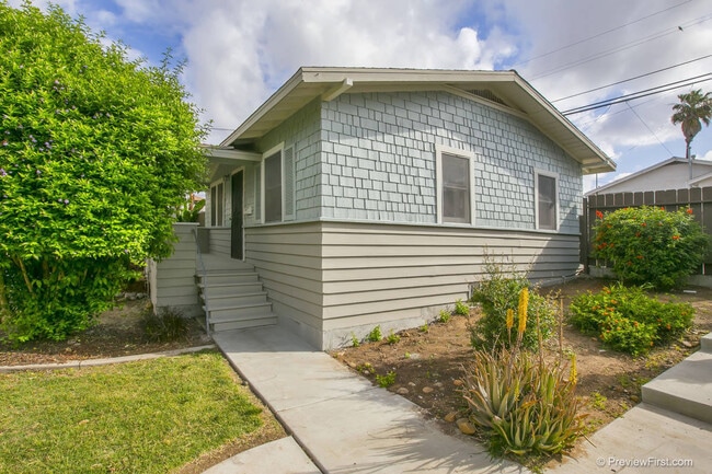 Foto del edificio - Adorable 2 Bedroom Cottage with Fenced yard, Washer+Dryer, Dishwasher, Reserved Parking!