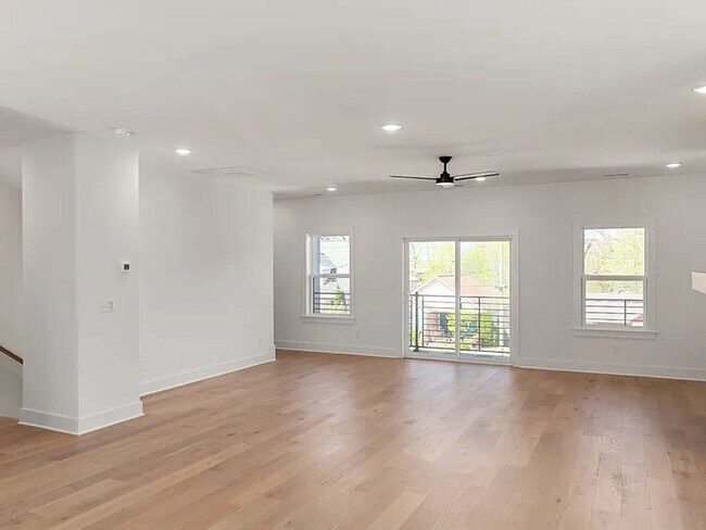 Building Photo - 913 Stockell St