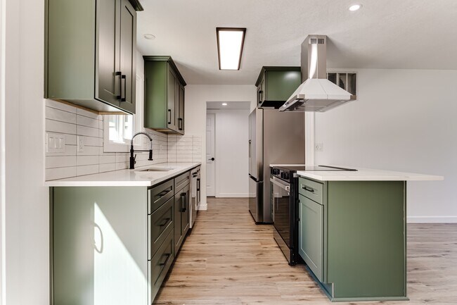 Building Photo - 663 Swan Ct