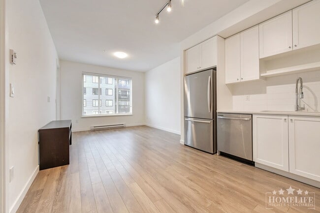 Photo du bâtiment - Modern 1 Bedroom Condo with Den at Fleetwood Village Two — Well-Kept Building with Excellent Amen...