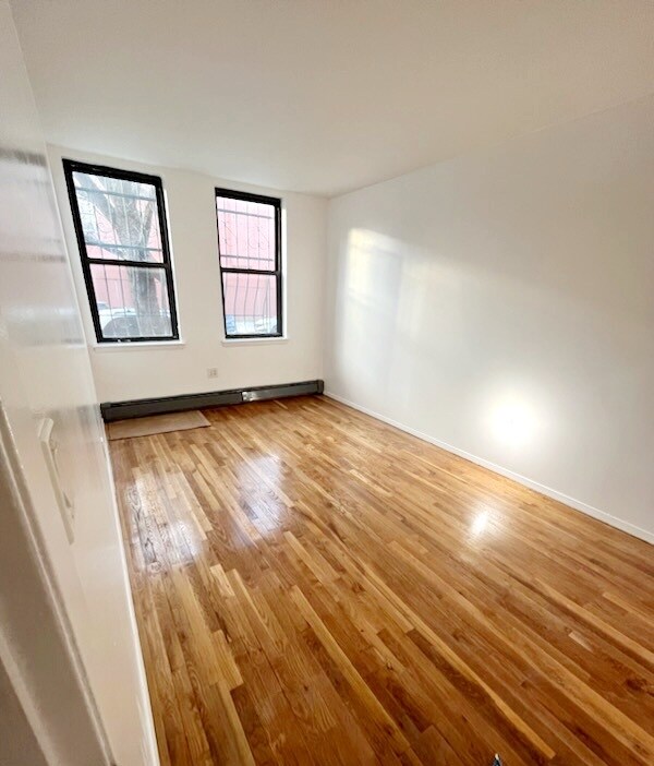 Large Main Bedroom - 118 Union St