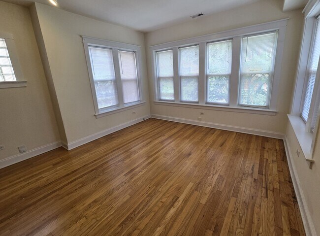 Foto del edificio - 4926 N Albany Ave