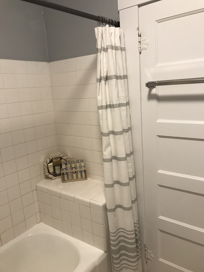 Baño - 409 E St