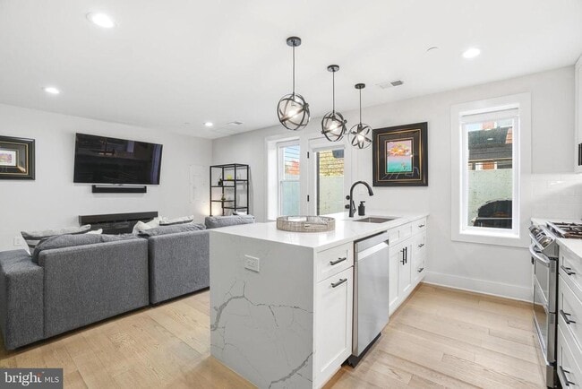 Building Photo - 616 Quebec Place NW