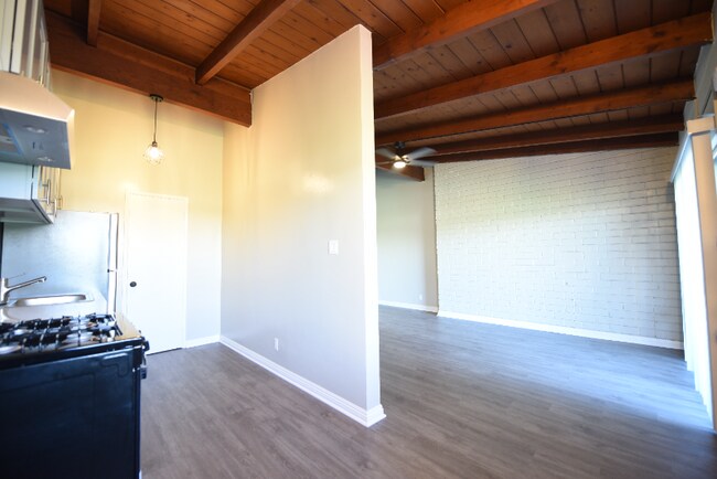 Building Photo - 450 Live Oak Ave
