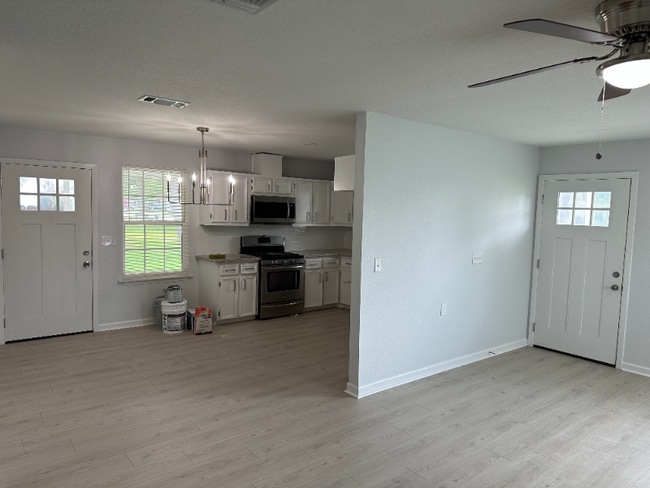 Building Photo - 133 Huisache St