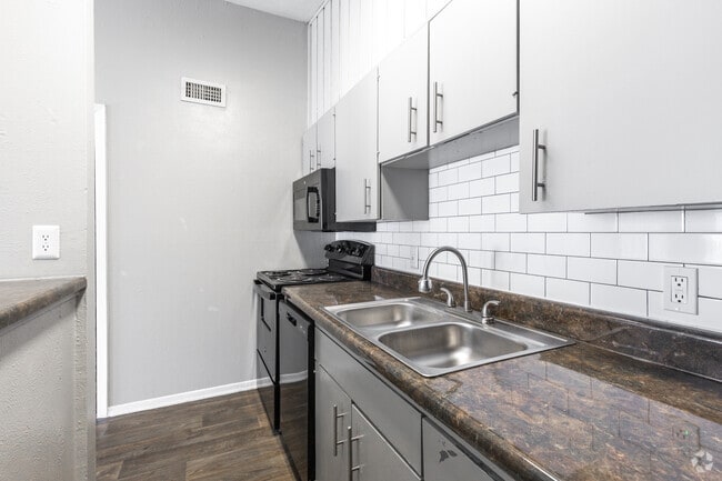 1BR, 1BA - 620SF - Kitchen - The Ayva at Oaklawn