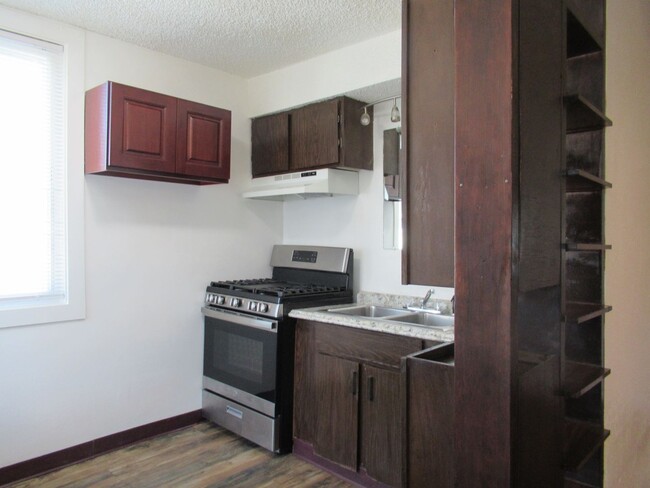 Building Photo - Spacious 2 bedroom one bath unit in 3-plex...