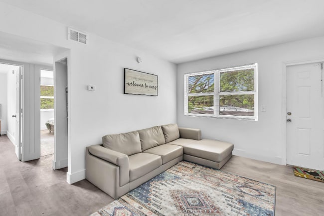 Photo - 801 SW 15th Ave Apartment