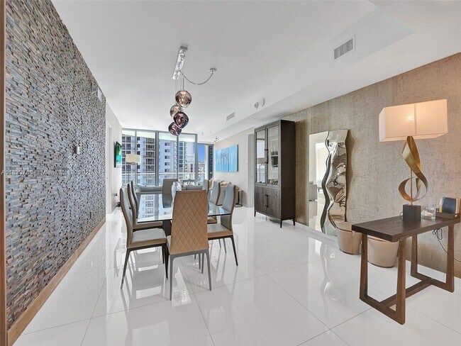 Building Photo - 17475 Collins Ave