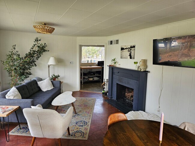 Building Photo - 906 G Ave