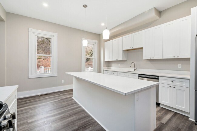 Foto del edificio - Beautiful Fully Renovated 4 Bedroom Home I...