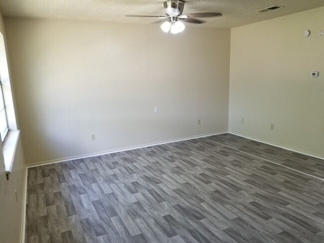 Foto del edificio - 906 E Birch St