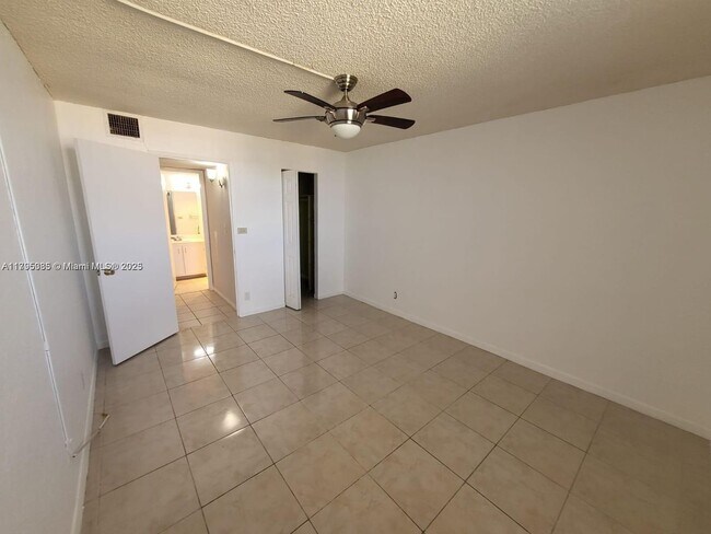Foto del edificio - 801 NW 47th Ave