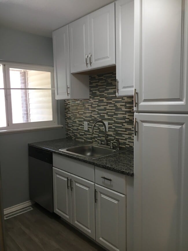 Building Photo - 2BR/1.5BA Remodeled Row Home in Westminster AVAIL 7/15