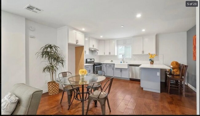 Foto del edificio - 1466 W 49th St