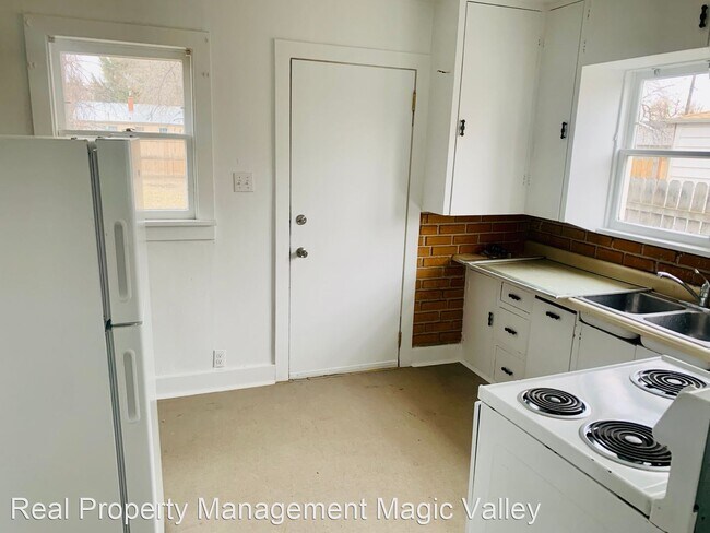 Building Photo - 2 br, 1 bath House - 740 Blue Lakes Blvd