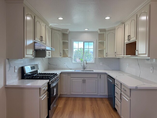 Foto del edificio - Beautiful Large Three Bedroom on Marina Av...