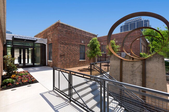 Building Photo - Mash up modern and historic feel, 1Br
