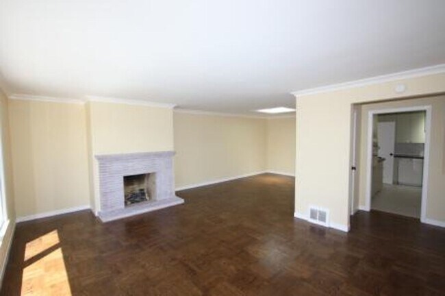 Building Photo - Charming 2-Bed, 2-Bath Home in University ...