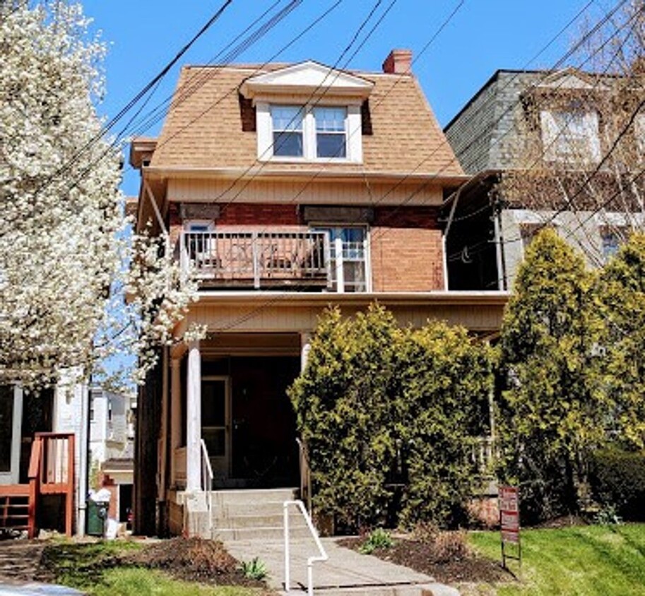 Primary Photo - Spacious Two Story duplex on Walnut Street!