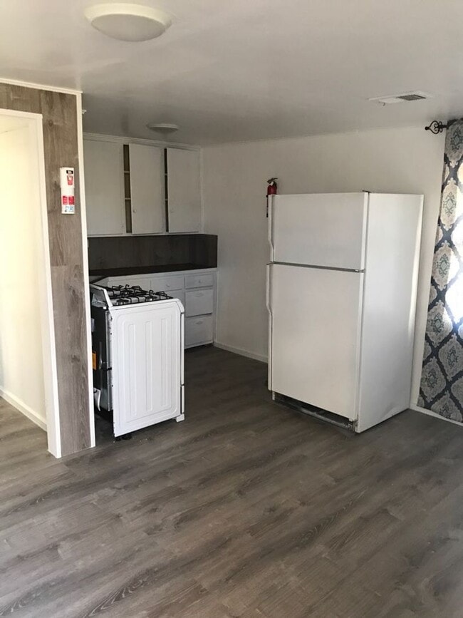 Building Photo - Cabin Style Rental in Rifle!