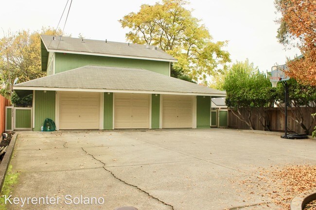 Foto del edificio - 2 br, 1.5 bath House - 2733 Marin Street