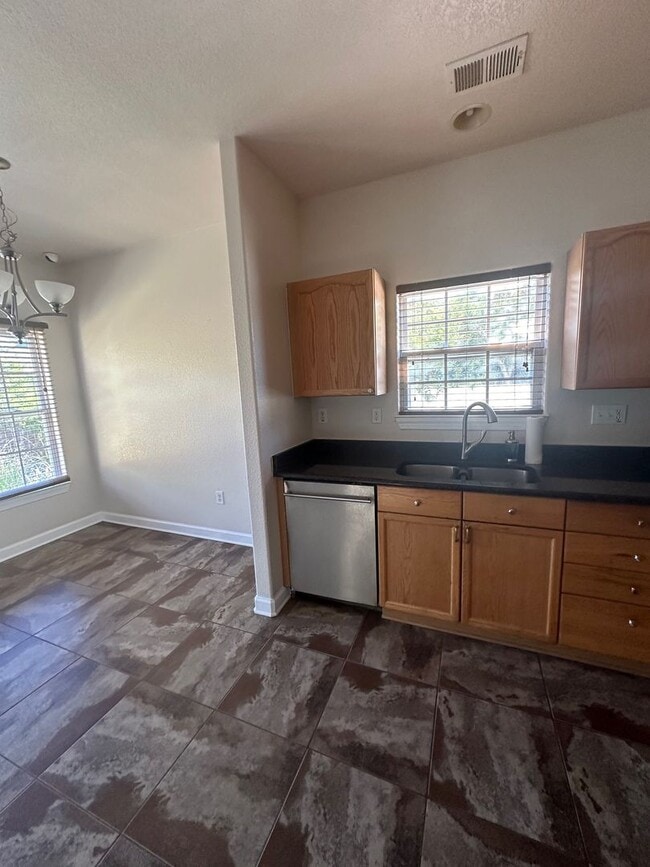 Building Photo - Beautiful 3 Bedroom close to the Oceanfront