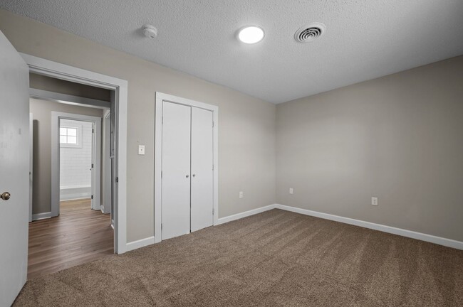 Building Photo - Riverview - Building 8 (24-27)