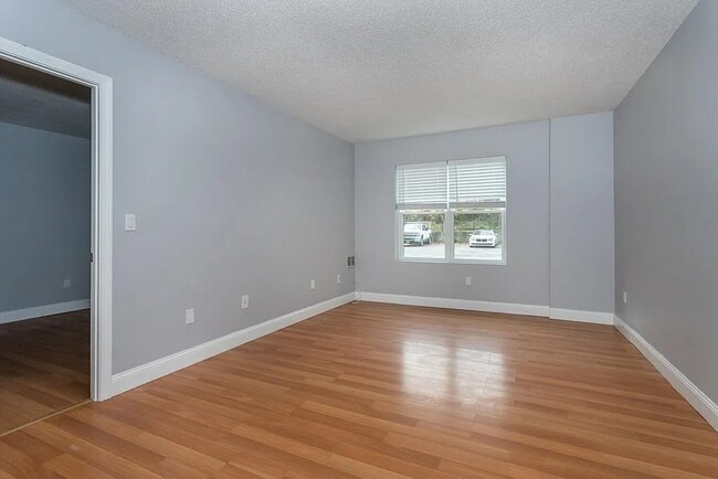 Building Photo - Newly painted 1Bed 1bath