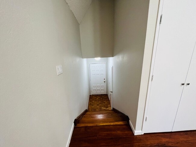 Building Photo - 2 bedroom/2 bath townhome in the heart of ...